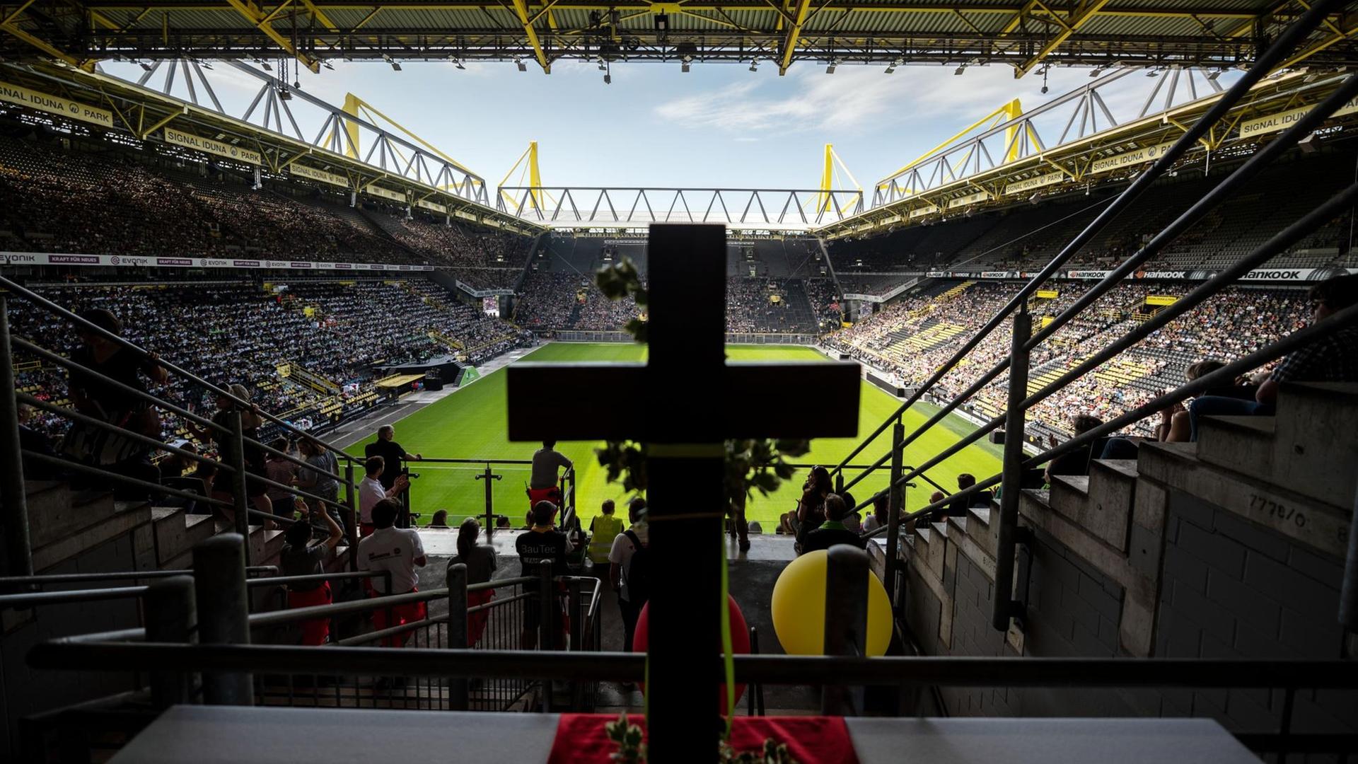 Ein Kreuz steht beim Abschlussgottesdienst des 37. Deutschen Evangelischen Kirchentages auf einem Altar. Ein Kreuz steht beim Abschlussgottesdienst des 37. Deutschen Evangelischen Kirchentages auf einem Altar.