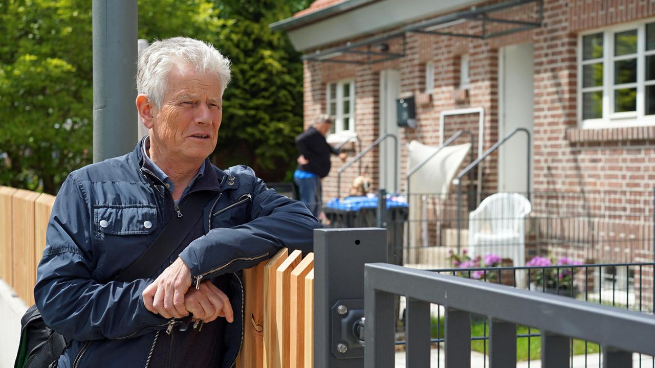 Reinhard Thies lehnt an einem Zaun. Reinhard Thies lehnt an einem Zaun.