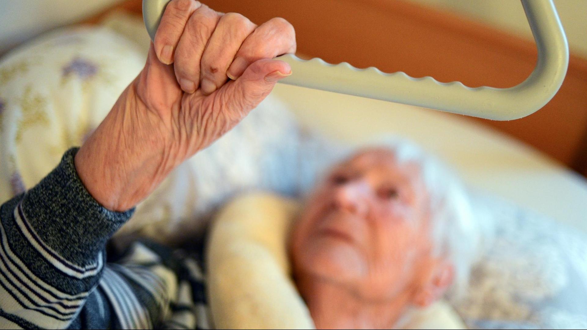 Eine pflegebedürftige Frau liegt zu Hause in ihrem Pflegebett, aufgenommen am 05.12.2013 in Potsdam. Eine pflegebedürftige Frau liegt zu Hause in ihrem Pflegebett, aufgenommen am 05.12.2013 in Potsdam.
