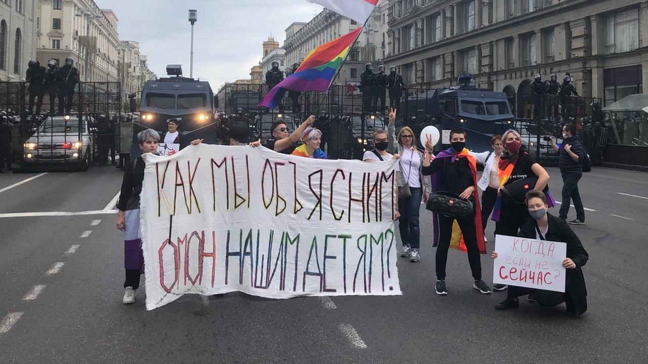Frauen tragen ein politisches Transparent auf einer Straße Frauen tragen ein politisches Transparent auf einer Straße