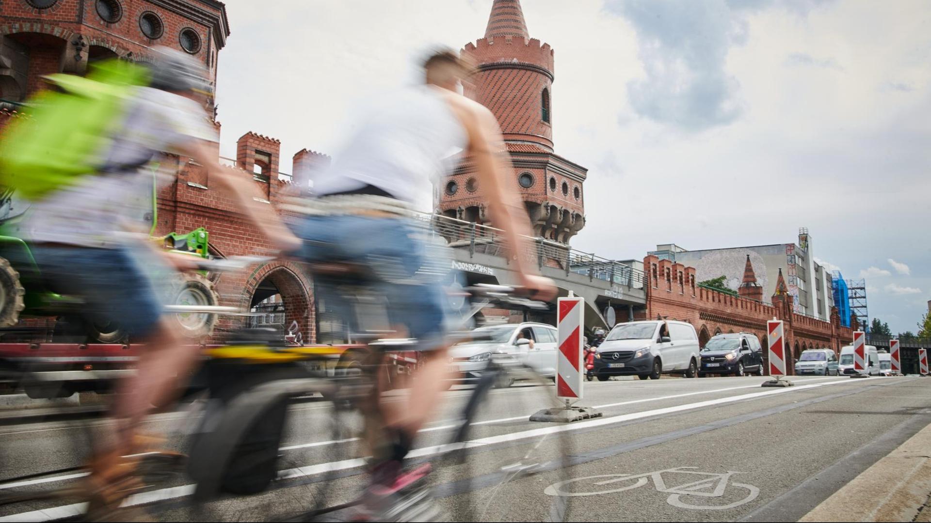 Zwei Radfahrer fahren auf dem verbreiterten Radweg auf der Oberbaumbrücke, aufgenommen am 27.07.2020 in Berlin. Zwei Radfahrer fahren auf dem verbreiterten Radweg auf der Oberbaumbrücke, aufgenommen am 27.07.2020 in Berlin.