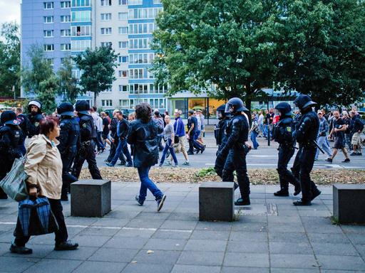 Polizisten im Einsatz bei einer Pro Chemnitz Veranstaltung am 27.8.2018