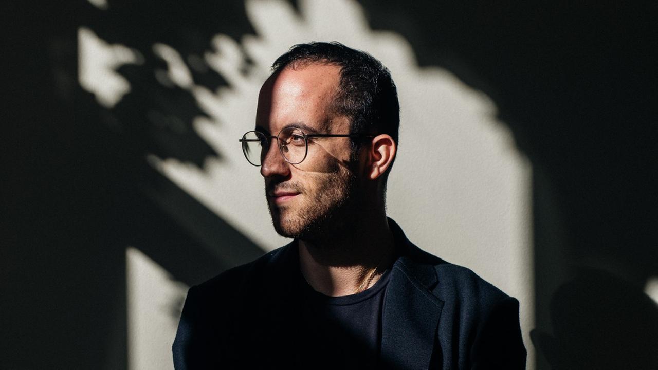 Porträt von Igor Levit in dramatischer Lichtstimmung. Porträt von Igor Levit in dramatischer Lichtstimmung.