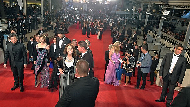 Hozan Canê auf rotem Teppich in festlicher Kleidung beim Fimfestival in Cannes Hozan Canê auf rotem Teppich in festlicher Kleidung beim Fimfestival in Cannes