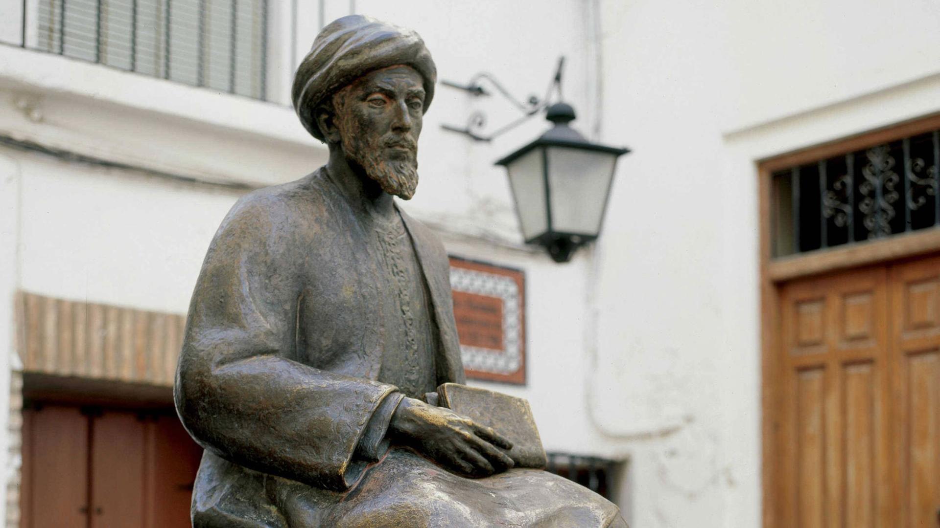 Eine Statue des Gelehrten Mosche Ben Maimon, genannt Maimonides oder auch Rambam in Córdoba (Spanien) Eine Statue des Gelehrten Mosche Ben Maimon, genannt Maimonides oder auch Rambam in Córdoba (Spanien)