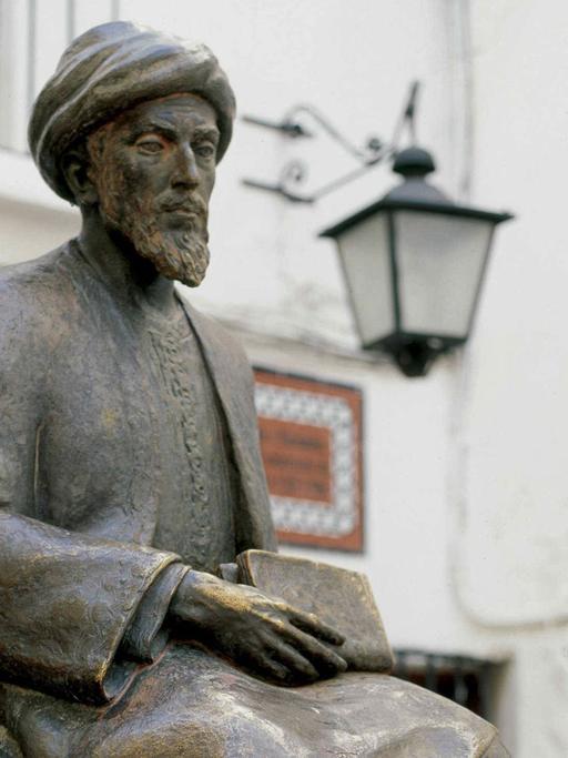 Eine Statue des Gelehrten Mosche Ben Maimon, genannt Maimonides oder auch Rambam in Córdoba (Spanien)