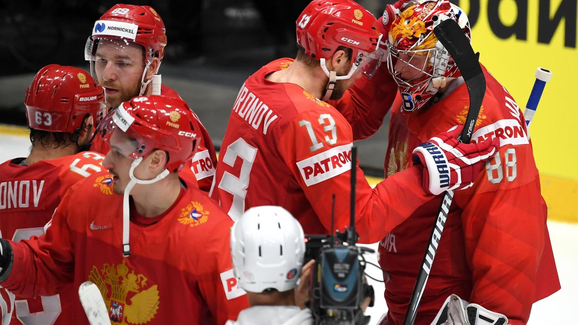 Russische Eishockey-Spieler bejubeln das 4:3 gegen die USA
