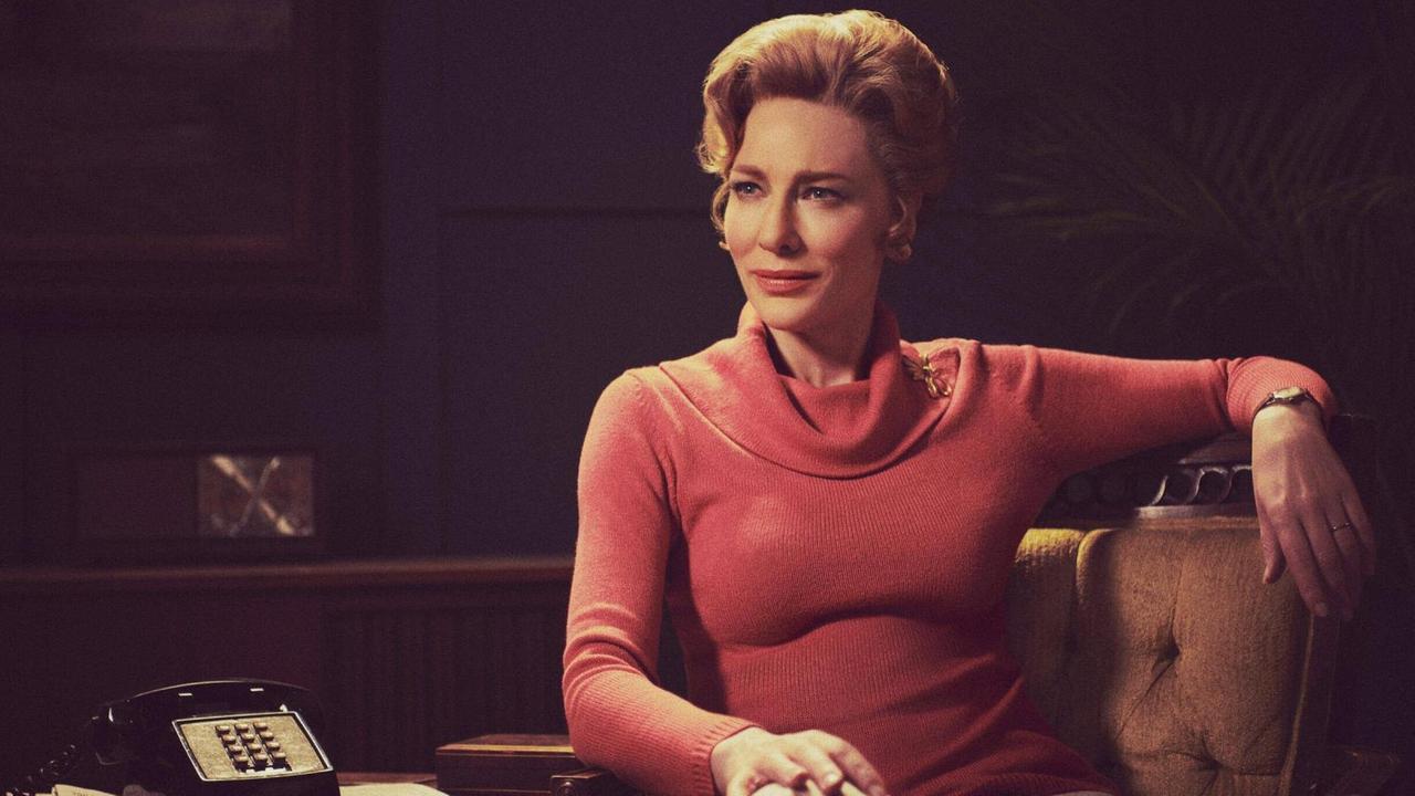 Cate Blanchett in einer Szene der Serie "Mrs. America" im Interieur der 70er-Jahre.