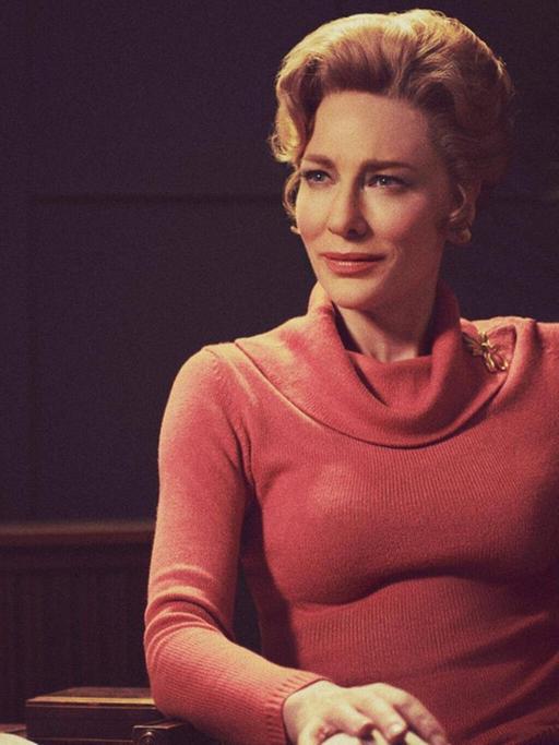 Cate Blanchett in einer Szene der Serie "Mrs. America" im Interieur der 70er-Jahre.