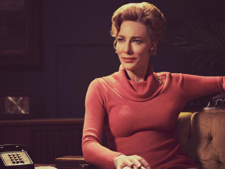 Cate Blanchett in einer Szene der Serie "Mrs. America" im Interieur der 70er-Jahre.