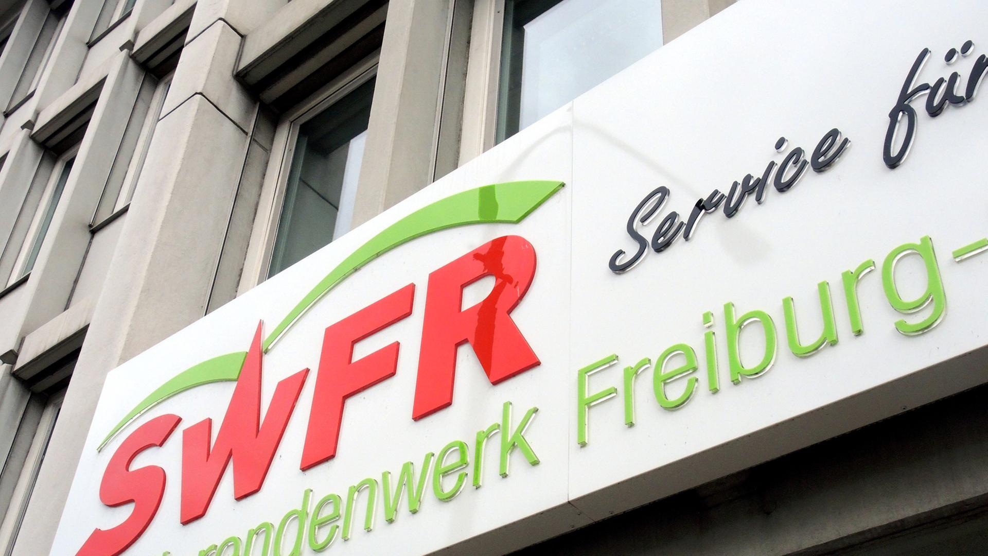Mit der neuen, geschlechtsneutralen Bezeichnung "Studierendenwerk" ist am 23.08.2014 der Eingang zum bisherigen Studentenwerk in Freiburg (Baden-Württemberg) überschrieben. Mit der neuen, geschlechtsneutralen Bezeichnung "Studierendenwerk" ist am 23.08.2014 der Eingang zum bisherigen Studentenwerk in Freiburg (Baden-Württemberg) überschrieben.