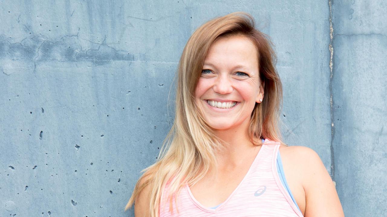 Journalistin Anita Horn vor einer grauen Betonwand Journalistin Anita Horn vor einer grauen Betonwand