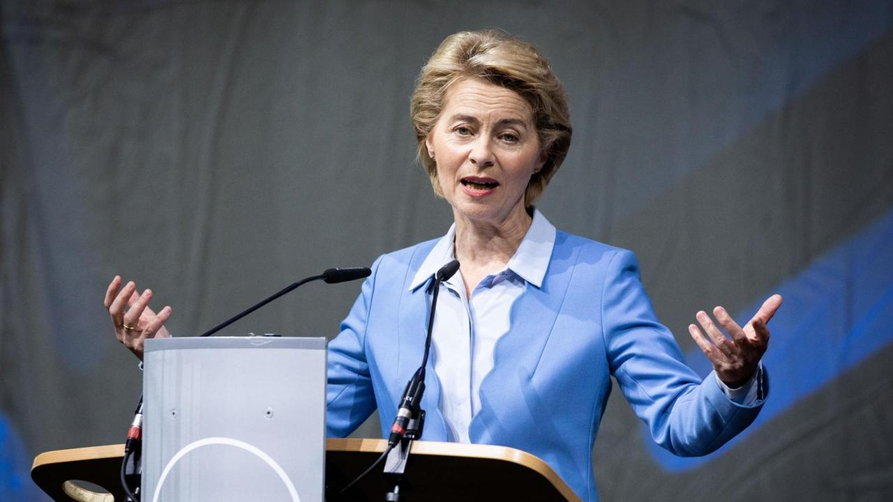 Bundesverteidigungsministerin Ursula von der Leyen Bundesverteidigungsministerin Ursula von der Leyen