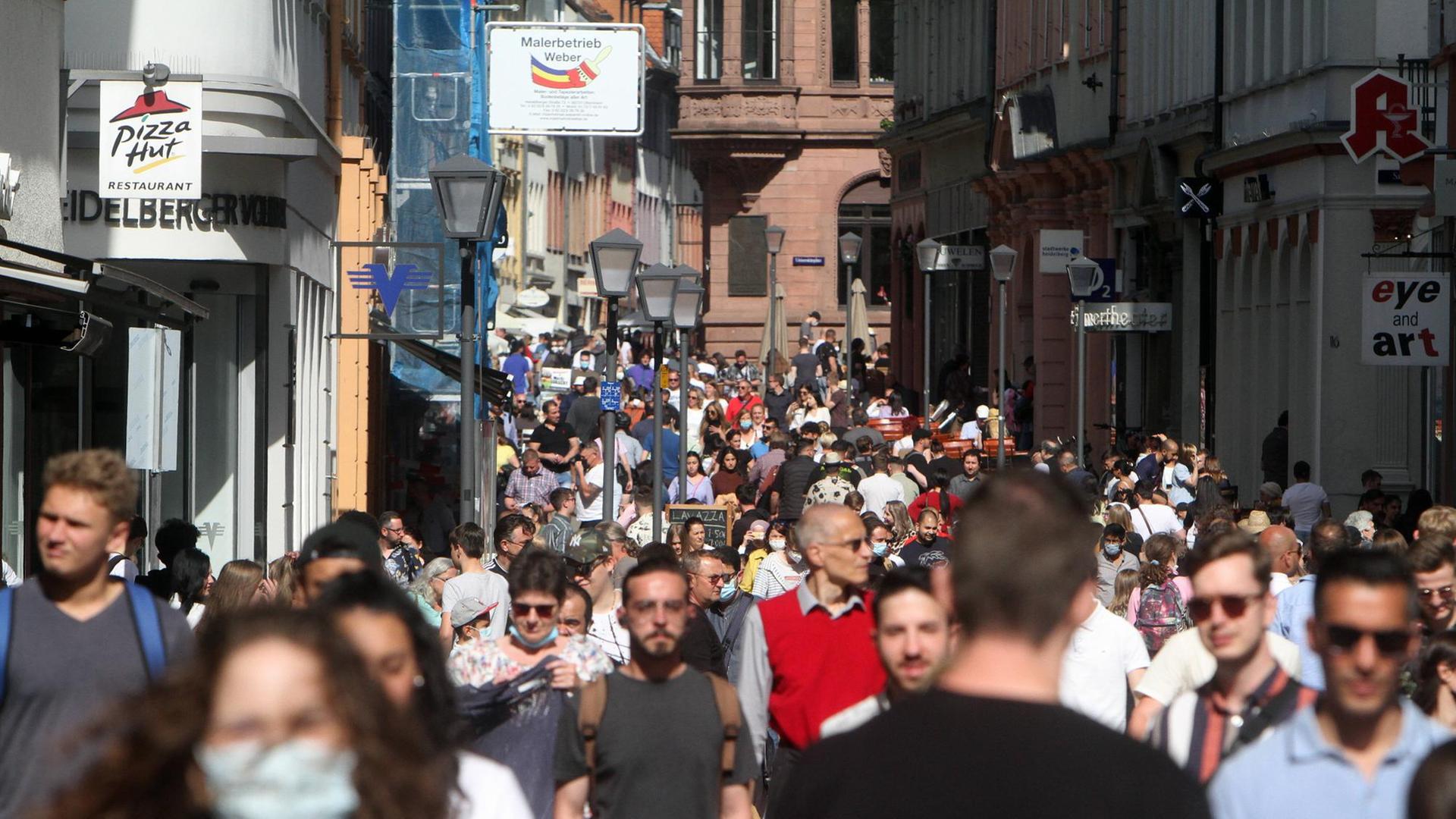 Viele Menschen laufen meist ohne Masken durch die Innen-Stadt von Heidelberg. Viele Menschen laufen meist ohne Masken durch die Innen-Stadt von Heidelberg.