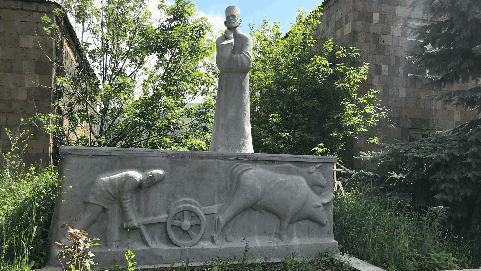 Das Komitas-Denkmal in dem kleinen Ort Vardablur in der Provinz Lori in Armenien Das Komitas-Denkmal in dem kleinen Ort Vardablur in der Provinz Lori in Armenien