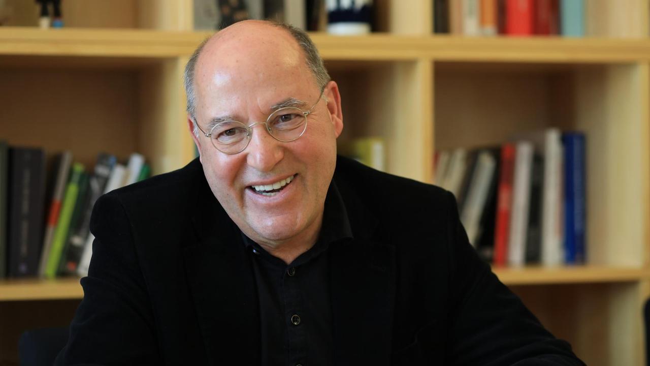 Gregor Gysi, bis 2019 MdB, Jurist und Politiker der Partei Die Linke ; fotografiert beim Interview in seinem Bundestagsbüro im Jakob-Kaiser-Haus in Berlin-Mitte. Gregor Gysi, bis 2019 MdB, Jurist und Politiker der Partei Die Linke ; fotografiert beim Interview in seinem Bundestagsbüro im Jakob-Kaiser-Haus in Berlin-Mitte.