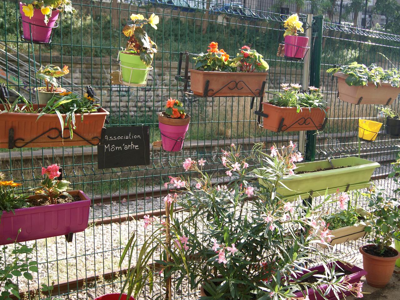 Blumenkästen am Zaun eines Gemeinschaftsgartens in Paris. In der Metropole verschaffen sich Städter mit gemeinschaftlichen Gärten einen natürlichen Lichtblick. Blumenkästen am Zaun eines Gemeinschaftsgartens in Paris. In der Metropole verschaffen sich Städter mit gemeinschaftlichen Gärten einen natürlichen Lichtblick.