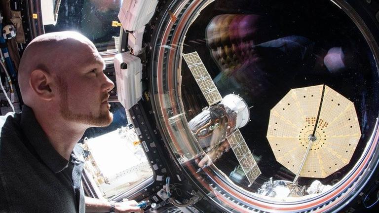 Der Astronaut Alexander Gerst in einer Raum-Station im Welt-Raum.