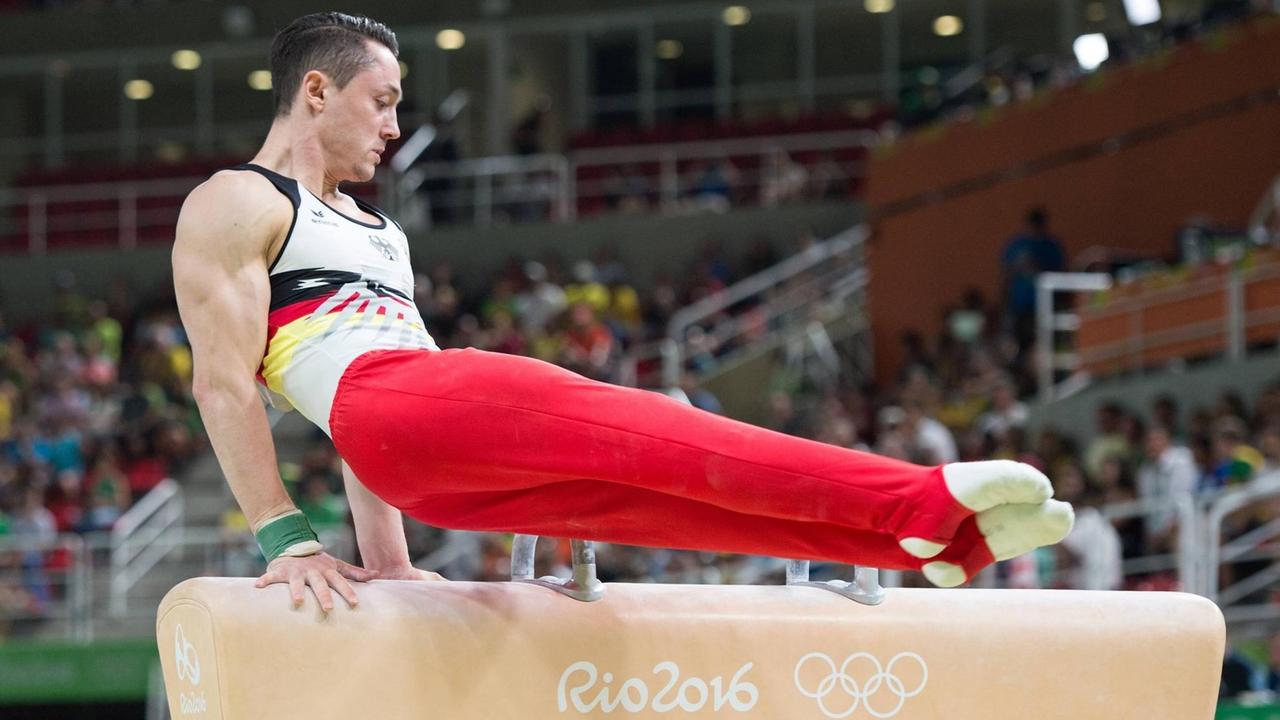 Andreas Toba turnt bei Olympia in Rio mit einem gerissenen Kreuzband am Pauschenpferd.