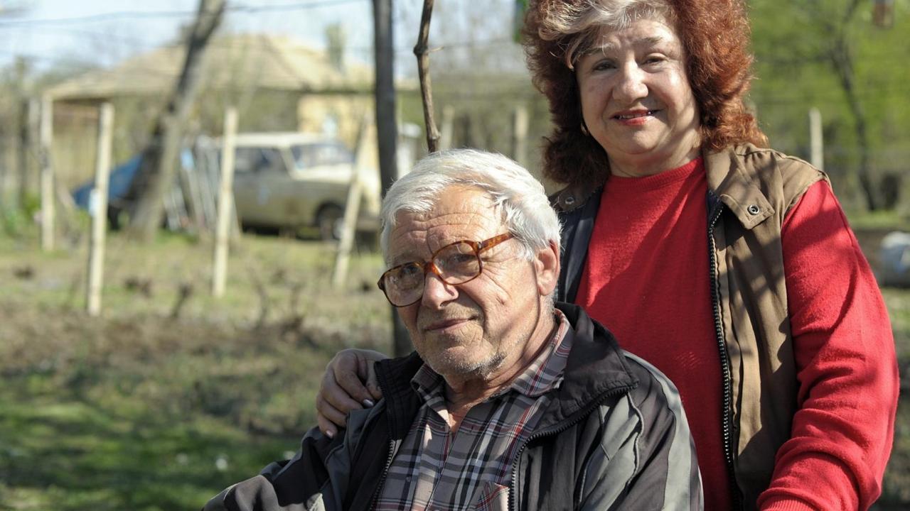Georgi Atanasov Georgiev, Bürgermeister, und seine Frau Stojanka Georgiev. In dem Ort Braknitsa stehen mehr als 100 von 150 Häusern leer, weil die Bewohner gestorben oder weggezogen sind. Die Infrastruktur ist zusammengebrochen.