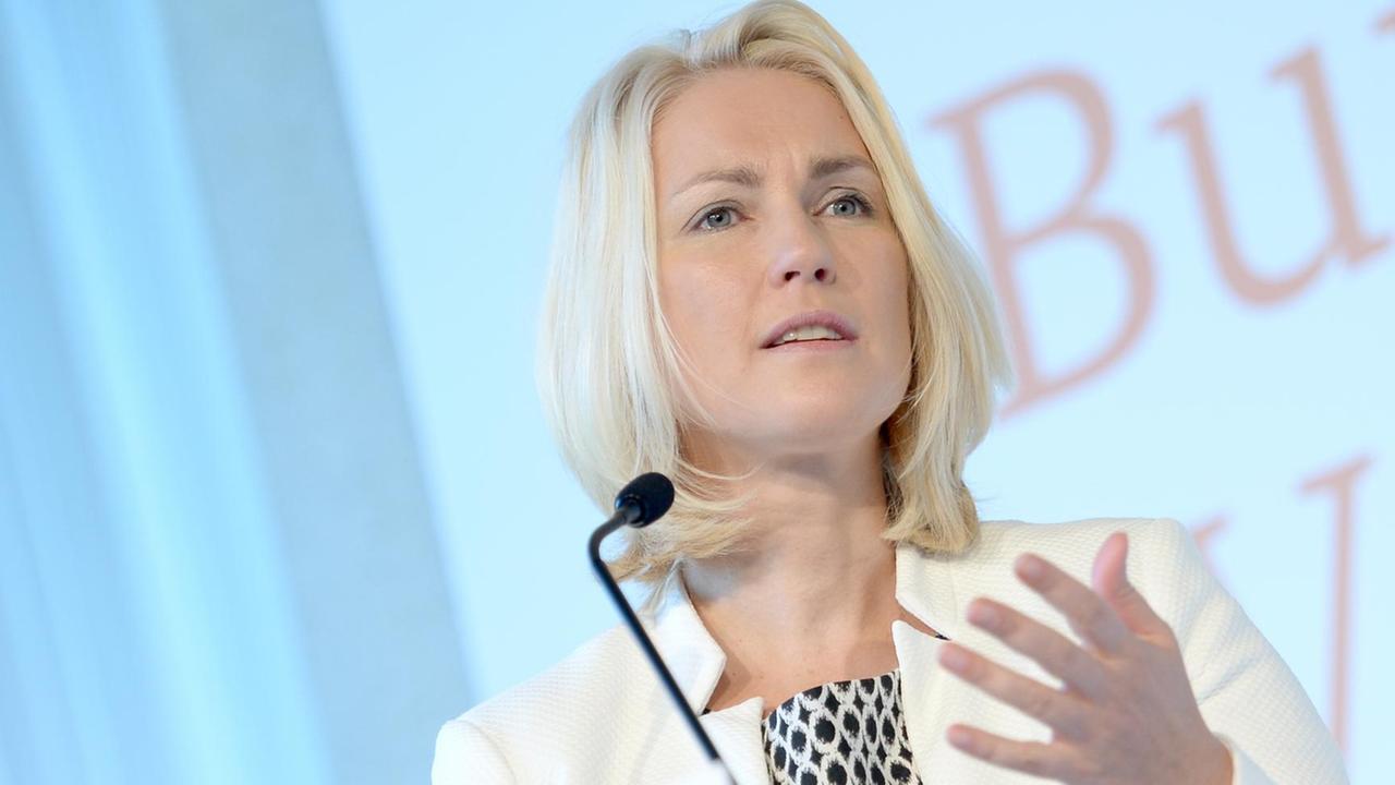 Schwesig steht im weißen Sakko an einem weißen Pult vor einem hellblauen Hintergrund und redet vor einem Mikrofon. Sie gestikuliert mit beiden Händen. Schwesig steht im weißen Sakko an einem weißen Pult vor einem hellblauen Hintergrund und redet vor einem Mikrofon. Sie gestikuliert mit beiden Händen.