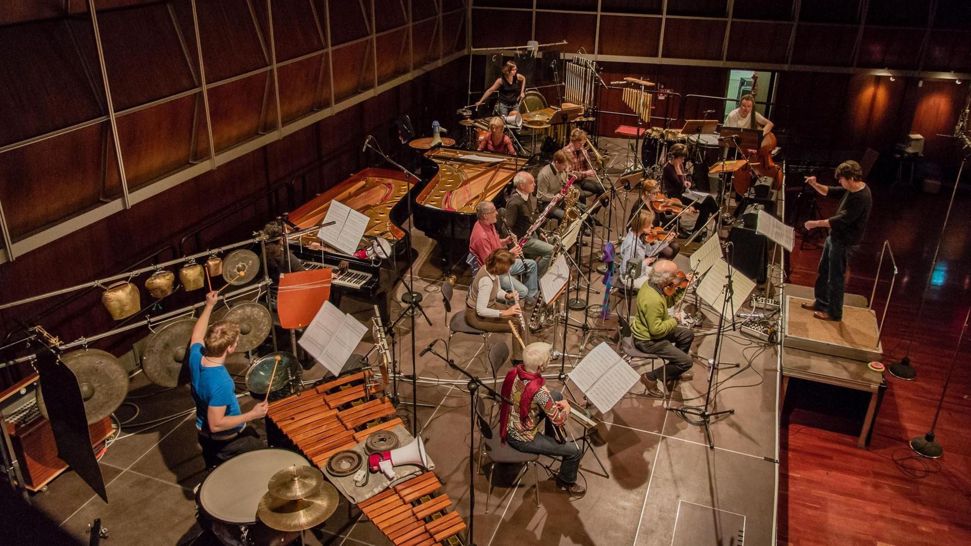 Ein Bühne mit Musikerinnen und Musikern und ihren Instrumenten. Ein Bühne mit Musikerinnen und Musikern und ihren Instrumenten.