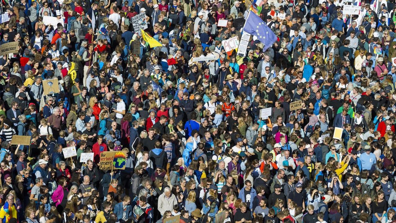 Menschenmenge von oben, Demonstranten beim Klimastreik am 20.09.2019 in Freiburg im Breisgau. Menschenmenge von oben, Demonstranten beim Klimastreik am 20.09.2019 in Freiburg im Breisgau.