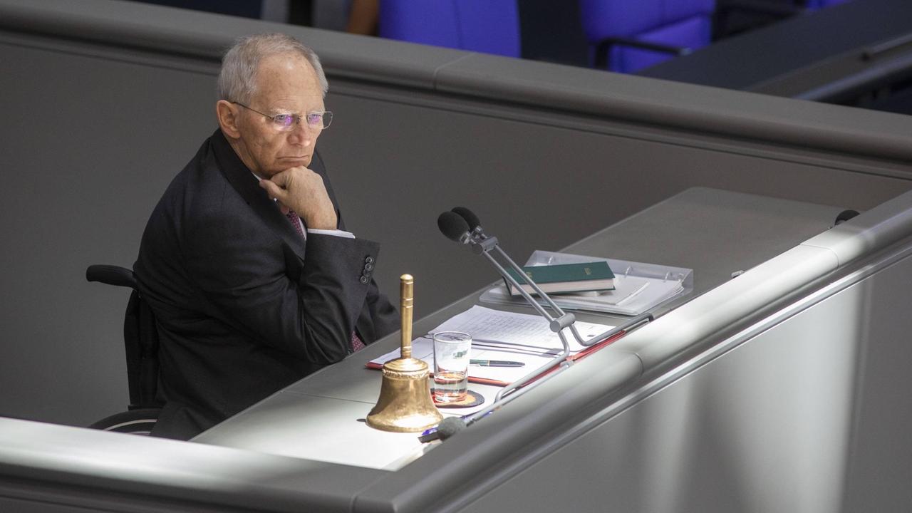 Bundestagspräsident Wolfgang Schäuble (CDU) sitzt an seinem Platz im Plenum und stützt den Kopf auf seine rechte Hand.