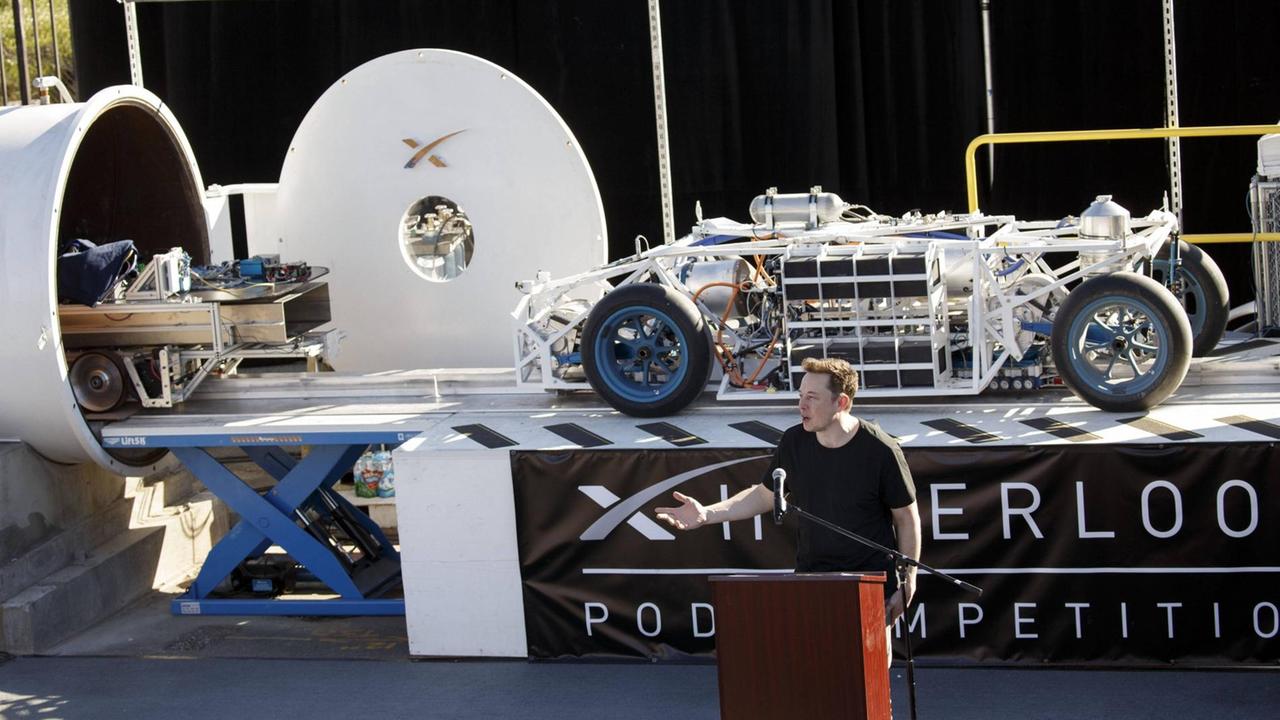 Ein Prototyp wird bei der Hyperloop Pod Competition in die Stahlröhre geschoben. Ein Prototyp wird bei der Hyperloop Pod Competition in die Stahlröhre geschoben.