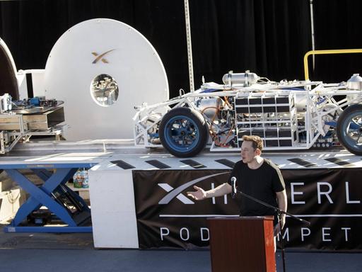 Ein Prototyp wird bei der Hyperloop Pod Competition in die Stahlröhre geschoben.