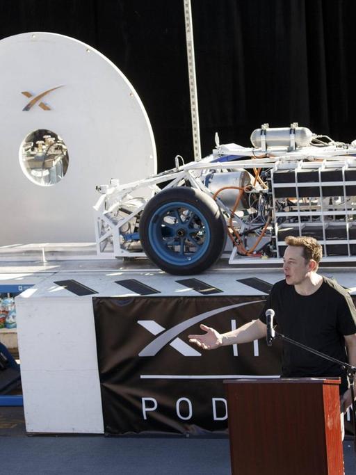 Ein Prototyp wird bei der Hyperloop Pod Competition in die Stahlröhre geschoben.
