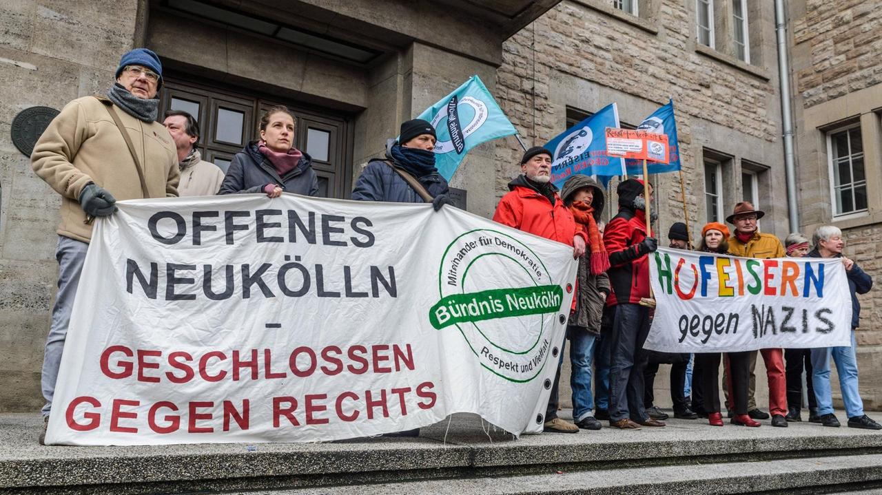 Teilnehmer der Kundgebung "Neukölln gegen Nazis" im Februar 2018. Sie wollen Solidarität mit den Betroffenen der Anschläge und Gewalttaten von Rechtsextremen zeigen, die sich im Bezirk Neukölln häufen. Teilnehmer der Kundgebung "Neukölln gegen Nazis" im Februar 2018. Sie wollen Solidarität mit den Betroffenen der Anschläge und Gewalttaten von Rechtsextremen zeigen, die sich im Bezirk Neukölln häufen.