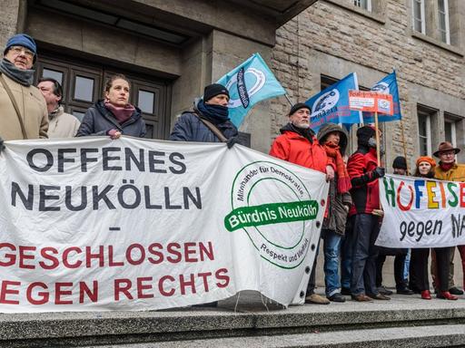 Teilnehmer der Kundgebung "Neukölln gegen Nazis" im Februar 2018. Sie wollen Solidarität mit den Betroffenen der Anschläge und Gewalttaten von Rechtsextremen zeigen, die sich im Bezirk Neukölln häufen.