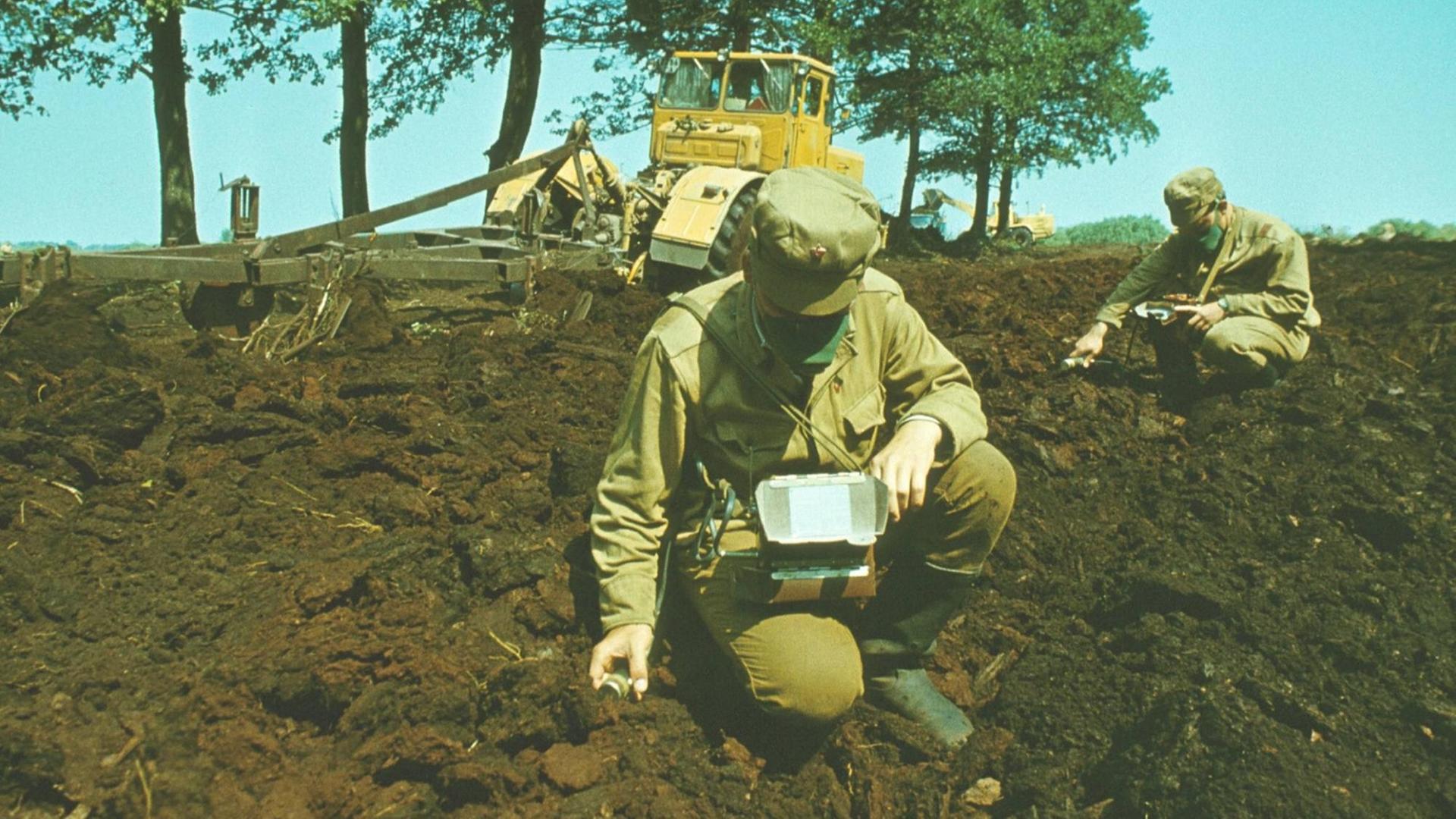 Dekontaminierungsarbeiten in der Zone um das Atomkraftwerk Tschernobyl (Foto von 1990) Dekontaminierungsarbeiten in der Zone um das Atomkraftwerk Tschernobyl (Foto von 1990)