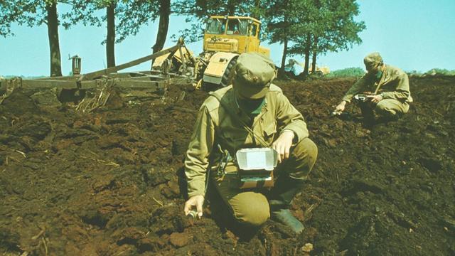 Dekontaminierungsarbeiten in der Zone um das Atomkraftwerk Tschernobyl (Foto von 1990)