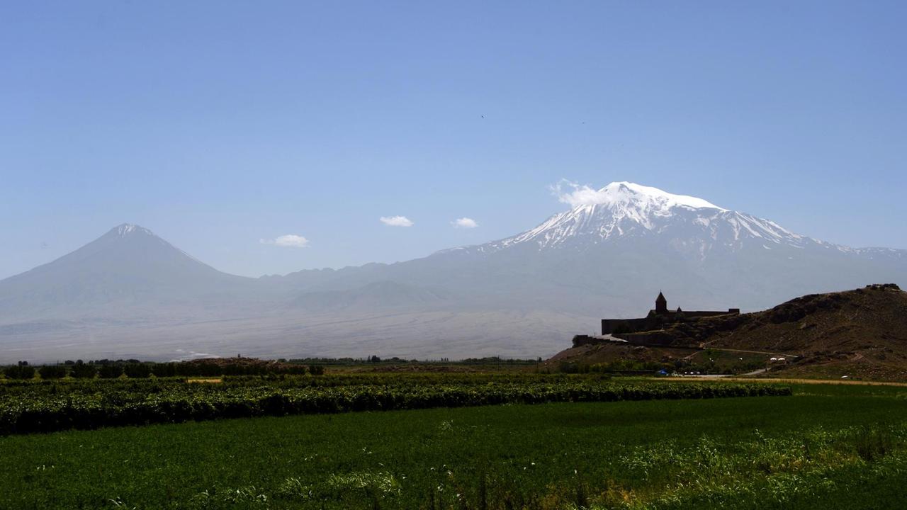 Das armenische Kloster Chor Virap mit Berg Ararat Das armenische Kloster Chor Virap mit Berg Ararat