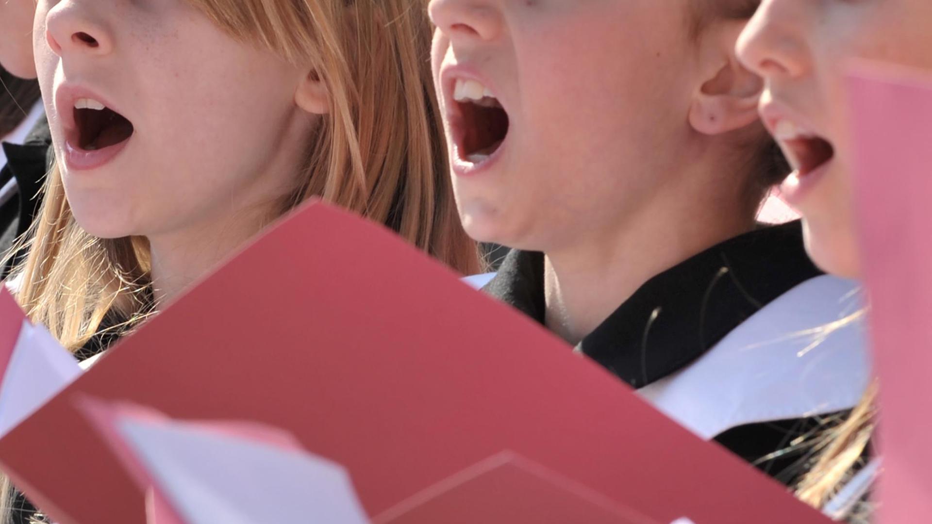 Das Foto zeigt singende Kinder Das Foto zeigt singende Kinder