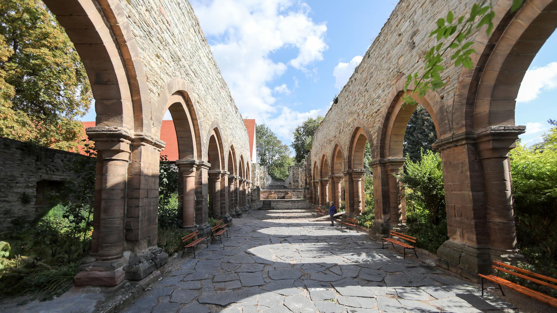 Die Ruine der zweiten Klosterkirche des Klosters Memleben (Sachsen-Anhalt) liegt an der "Straße der Romanik". Die Ruine der zweiten Klosterkirche des Klosters Memleben (Sachsen-Anhalt) liegt an der "Straße der Romanik".