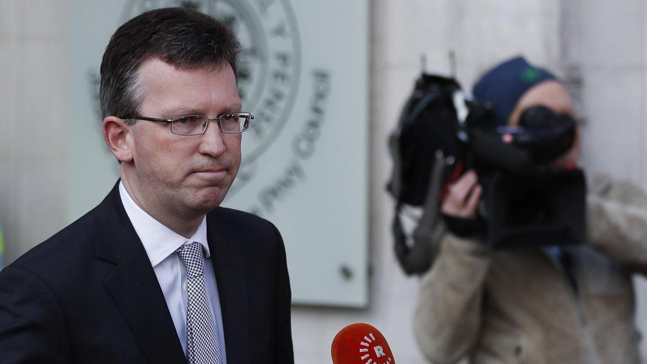 Generalstaatsanwalt Jeremy Wright, der die britische Regierung in dem Prozess vertrat, nach der Urteilsverkündung in London. Generalstaatsanwalt Jeremy Wright, der die britische Regierung in dem Prozess vertrat, nach der Urteilsverkündung in London.