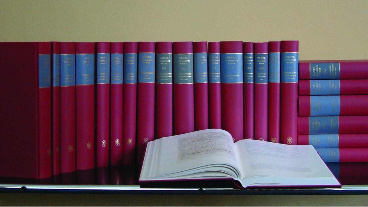 Die rot gebundenen Bände einer Hegel-Gesamtausgabe des Meiner Verlags stehen auf einem Regal. Die rot gebundenen Bände einer Hegel-Gesamtausgabe des Meiner Verlags stehen auf einem Regal.