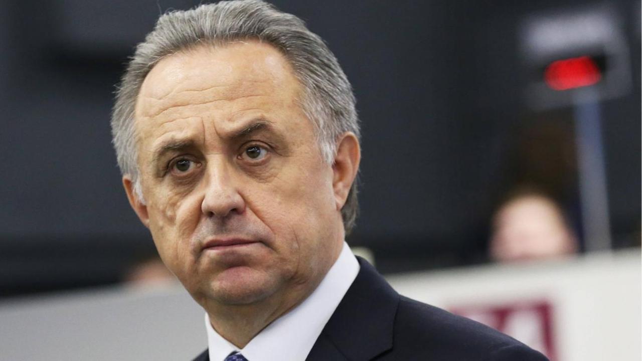 Witali Mutko als Zuschauer auf einem Fußball-Spielfeld. Witali Mutko als Zuschauer auf einem Fußball-Spielfeld.