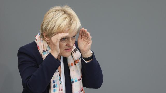 Renate Künast hält im Bundestag eine Rede und hält die Hände wie Scheuklappen