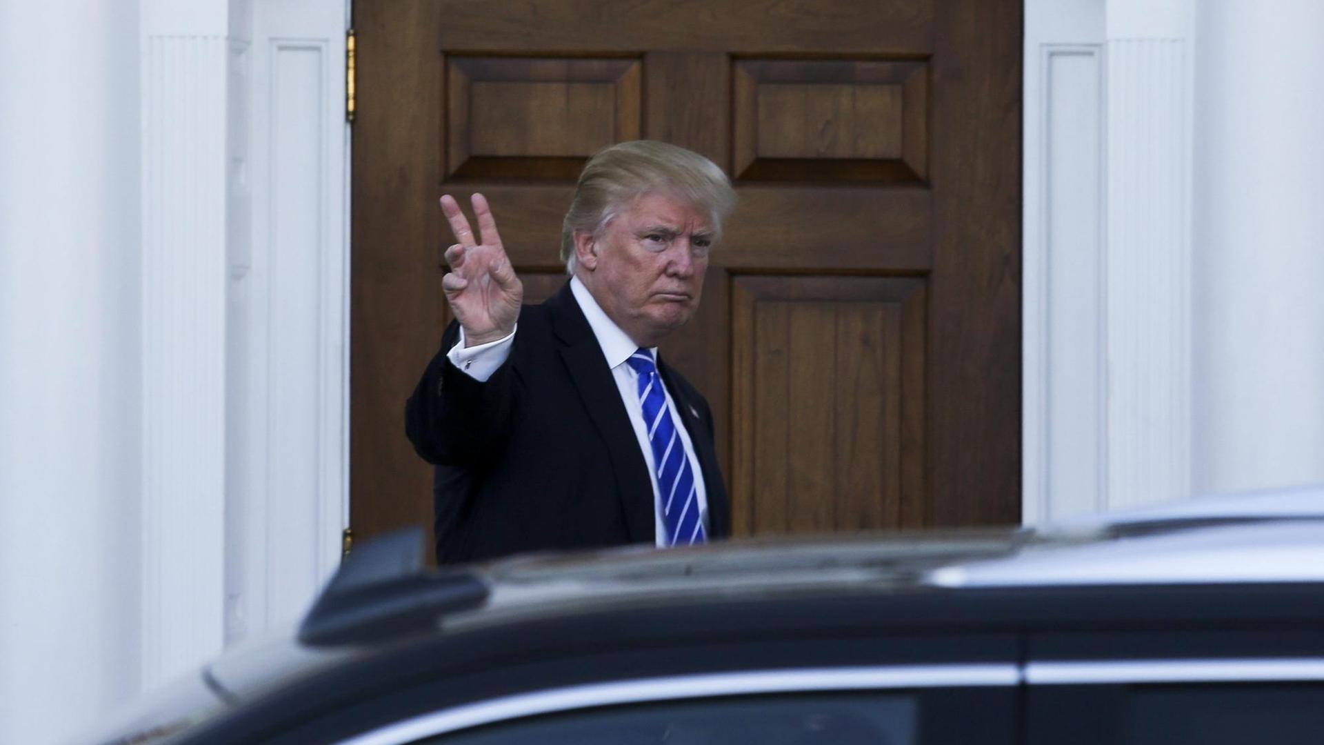 Der gewählte US-Präsident Donald Trump vor dem Clubhaus des Trump International Golf Club in Bedminster Township, New Jersey, USA Der gewählte US-Präsident Donald Trump vor dem Clubhaus des Trump International Golf Club in Bedminster Township, New Jersey, USA