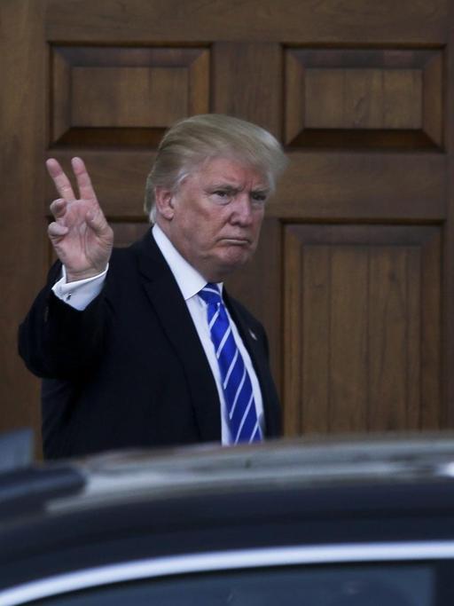 Der gewählte US-Präsident Donald Trump vor dem Clubhaus des Trump International Golf Club in Bedminster Township, New Jersey, USA