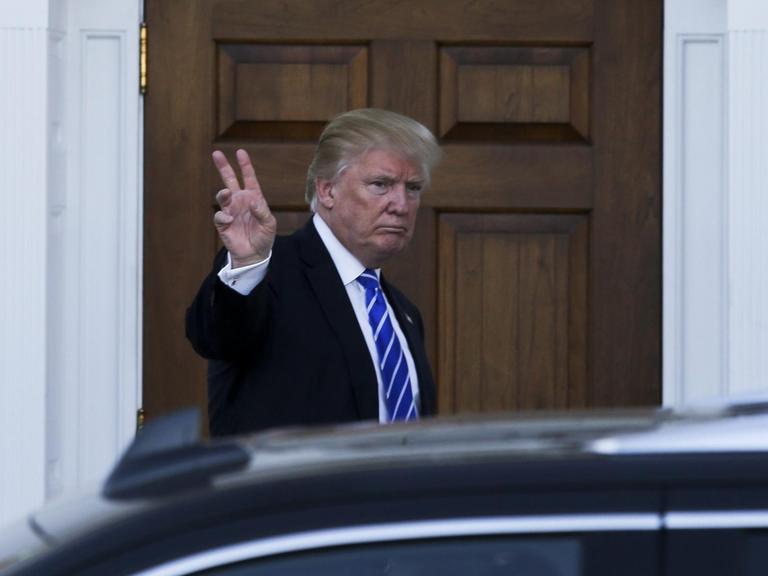 Der gewählte US-Präsident Donald Trump vor dem Clubhaus des Trump International Golf Club in Bedminster Township, New Jersey, USA
