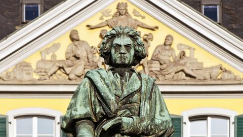 Hinter sich das Postamt der gewesenen Bundeshauptstadt Bonn, vor sich die Musik der Zukunft: Ludwig van Beethoven