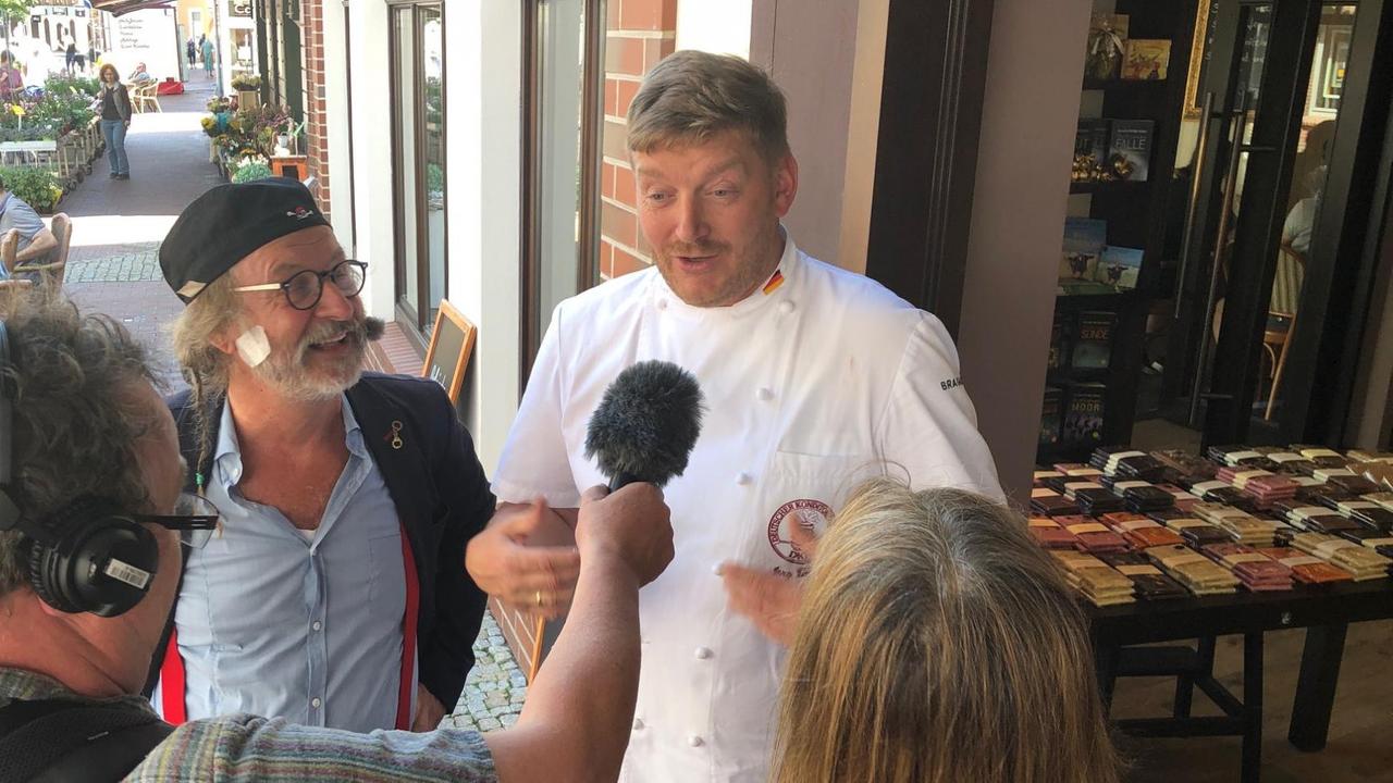 Konditor Jörg Tapper gibt Auskunft am Café der ostfriesischen Kleinstadt Norden, hier begann Klaus-Peter Wolf seine Ostfriesenkrimis zu schreiben.