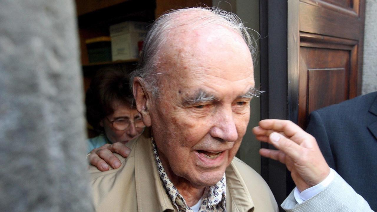 Der ehemalige SS-Offizier Erich Priebke beim Verlassen einer Anwaltskanzlei in Rom im Juni 2007
Der ehemalige SS-Offizier Erich Priebke beim Verlassen einer Anwaltskanzlei in Rom im Juni 2007