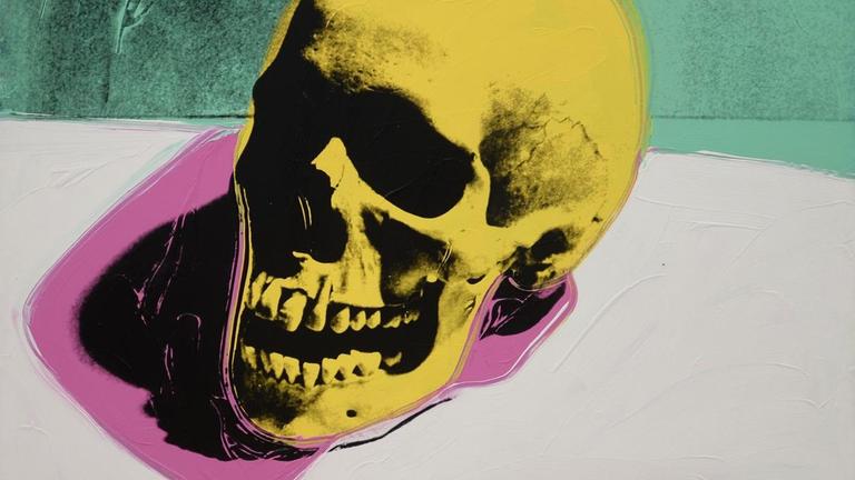 Eine Besucherin der Kunstsammlungen Chemnitz betrachtet am 21.11.2014 in Chemnitz (Sachsen) die Arbeit "Skull" (1976) von Andy Warhol. Bis zum 22. Februar 2015 zeigt das Museum 61 Bilder aus der bedeutenden Werkgruppe "Death and Disaster".
