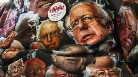 Demokratischer Parteianhänger trägt ein T-Shirt mit Bernie-Sanders-Porträts.
